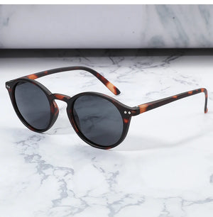 Zenottic unisex vintage polarized sunglasses with UV400 protection, designed for driving and outdoor use, in a stylish frame.