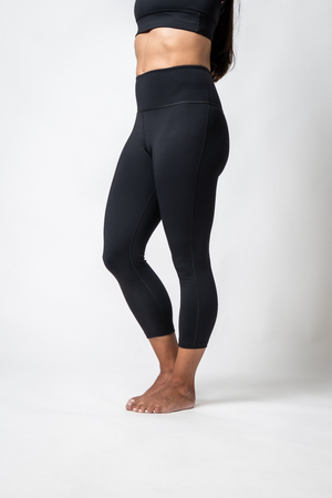 Hot Trend Vault SOHO women's three-quarter length black technical leggings, close-up view of fitted, stretchy fabric.