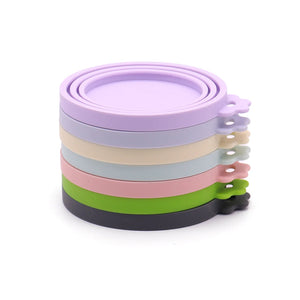 Reusable silicone pet can lid for dogs, BPA-free and durable, designed to fit standard cans for easy feeding and storage.