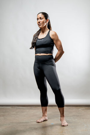 Hot Trend Vault SOHO women's black three-quarter length technical leggings, stretchy and comfortable activewear for women.