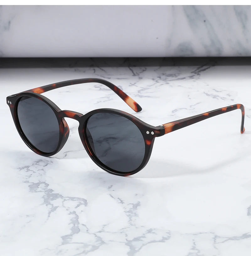Zenottic unisex vintage polarized sunglasses with UV400 protection, designed for driving and outdoor use, in a stylish frame.