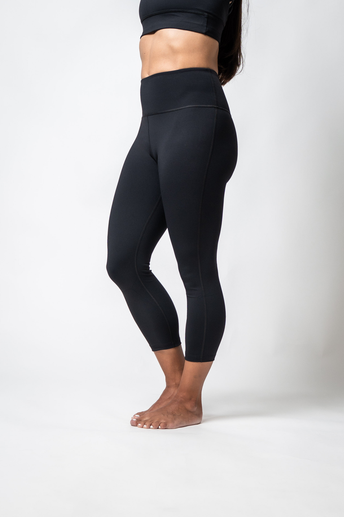 Hot Trend Vault SOHO women's three-quarter length black technical leggings, close-up view of fitted, stretchy fabric.